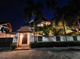 Baan Natcha pool Villa 芭提雅市中心 泰国风情 别墅 网红 拍照 蜜月 轰趴派对 夜店 豪华，位于芭堤雅市中心的酒店