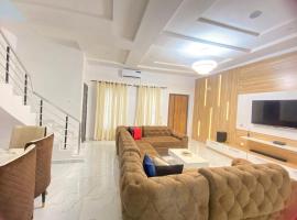 Luxury 4 bedroom shared shortlet apartment lekki，位于拉各斯的酒店
