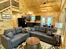 Hidden 3BR Cabin in the Heart of Red River Gorge!，位于Campton的酒店