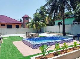 Casa tiga homestay besut，位于瓜拉勿述的带泳池的酒店
