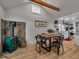 Pet-Friendly Cozy Midtown Cabin Retreat，位于Gibbs的酒店