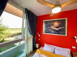 נוף לים 3 חדרים בנאות גולף בקסריה עם בריכה וחדר כושר，位于凯撒利亚的公寓