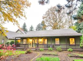 Milwaukie Home with Covered Porch Dogs Welcome!，位于密尔沃基的酒店