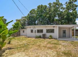 3 bedroom House with Renovated kitchen and bath!，位于可可的酒店