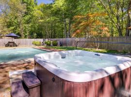 Poconos Home Near Lake with Hot Tub and Lake Access!，位于托比汉纳的酒店