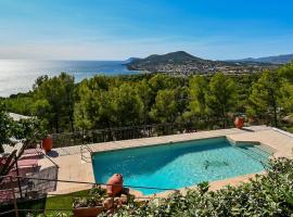 Villa Terracotta - Stunning Sea View & Pool，位于卡尔特汉的酒店