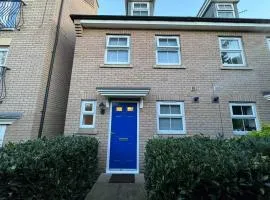 Modern TownHouse - 3 bed 2.5 bath 2 Private Gated Parking