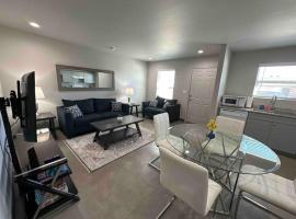 Brand New! Charming and Cozy，位于克洛维斯的酒店