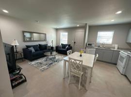 Brand New! Charming and Cozy Too，位于克洛维斯的酒店