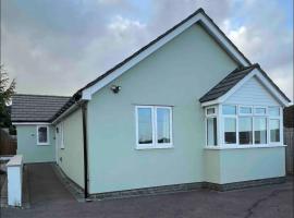 Green 3 bed bungalow with en-suite and parking，位于Felton的酒店