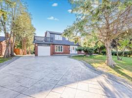 Stunning 7 Br RougeView Home with 2 Kitchens, 5 Bathrooms, Amazing Backyard & 8-Car Parking，位于多伦多的酒店