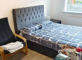 H8 Room 2 Quiet place with 15 min walk to City Centre, Free car parking, Late night Checkin Anytime ,2min walk to bus stop