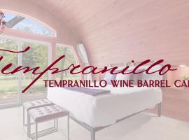Unique Tempranillo Wine Barrel Cabin，位于弗雷德里克斯堡的宾馆