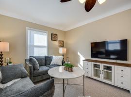 Quaint Cedar Rapids Home, 4 Mi to Downtown!，位于锡达拉皮兹的酒店