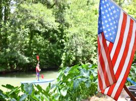 #25 Sons Rio Cibolo Safari Cabin，位于Marion的豪华帐篷