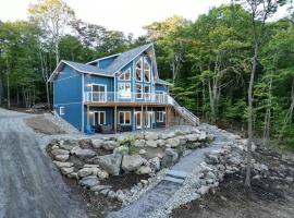 Luxury Waterfront Cottage on Little Doe Lake，位于Burks Falls的酒店