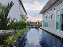 Green Lung Pool Villas Bangkok，位于Bang Krasop的家庭/亲子酒店