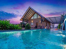 SaffronStays Eden, Nashik - pet-friendly villa with pool, jacuzzi & grape farm，位于纳西克的酒店