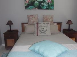 Modern Comfy 2-Bedroom Self-catering Apartment - 1 minute walk to Strand beach，位于斯特兰德的公寓