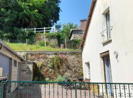 Chez Pauline, Gavray. House with secure parking, Wi-Fi & garage.，位于Gavray的酒店