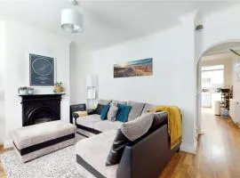 Charming 2-Bedroom Flat in the Heart of Cro London ER1