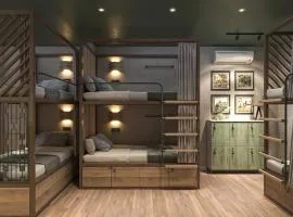 The Roof Tiles Hostel，位于胡志明市的青旅
