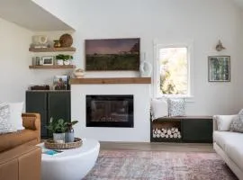 M22 Hemlock House - Lakefront home in wine country with playroom