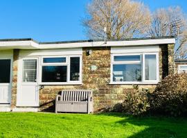 2 Bedroom Chalet SB172, Sandown Bay, Isle of Wight, Free WiFi，位于Brading的公寓