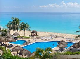 Beach & Ocean Front Apartments Brisas Cancun Zona Hotelera，位于坎昆El Rey mayan ruins附近的酒店