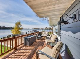 Boat, Fish and Swim Waterfront Fox Lake Gem!，位于Fox Lake的酒店
