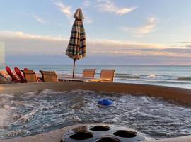 ON THE SAND!! Private Beach! OCEAN FRONT HOT TUB!!，位于丹纳岬的酒店