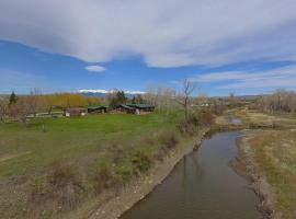 Yellowstone River Retreat in Big Timber, Montana!! Dramatic views of the Yellowstone River.，位于Big Timber的度假屋