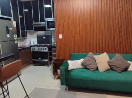 Lujoso Apartamento de 1 dormitorio, cerca de Equipetrol, moderno 100% amoblado con Netflix, Parqueo gratuito y WIFI de 100MB.，位于圣克鲁斯的公寓