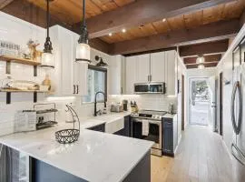 Cobalt Cabin by Tahoe Getaways - Beautifully Remodeled Pet Friendly 3 BR with Hot Tub & EV