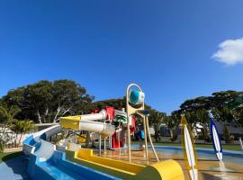 雪莉海滩假日公园，位于安特兰斯的带泳池的酒店
