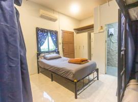 The Travelers Friend En Suite dorm room AC，位于Ban Ai Dao的酒店