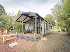 BIG4 Breeze Holiday Parks - Eildon，位于艾尔登的带停车场的酒店
