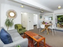 2 Bedroom Home away from Home near CBD & private parking