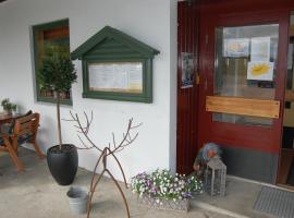 费尔斯托瓦奥斯库耶特小屋酒店，位于SjøholtOrskogfjellet Skisenter Pomatrekk附近的酒店