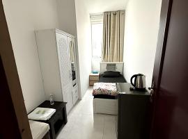 Corniche Street - Superb Lovely Room，位于阿布扎比的酒店
