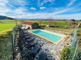 La Voûte du Dragon spa piscine 26 personnes，位于Saint-Privat-du-Dragon的酒店