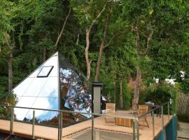 The Pyramid - Glamping at Karuna El Nido，位于爱妮岛的酒店