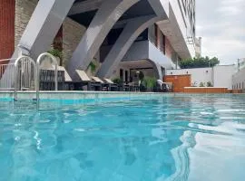 Ótimo Apto, Jacuzzi aquecida e piscina, pertinho da praia