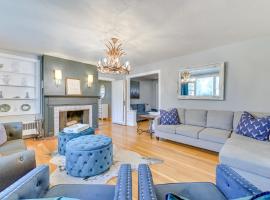 Slope Views Luxe Windham Retreat with Hot Tub!，位于温德姆的酒店