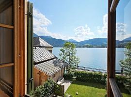Villa Tegernsee - Exclusive Lakefront Villa with private Zirben Sauna, 4 Rooms for Family & Friends，位于泰根塞的木屋