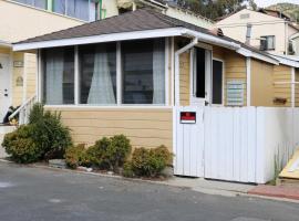 Catalina Island Cottage - Walk to Main St and Beach!，位于阿瓦隆的乡村别墅