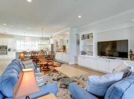 Modern Redington Beach Townhome Steps to Beach!，位于圣徒皮特海滩的Spa酒店