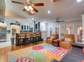 Moncks Corner Home about 4 Mi to Lake Moultrie!，位于蒙克斯科纳的酒店