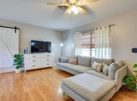 3 Mi to Riverwalk Pet-Friendly Home with Yard!，位于Palmetto的酒店