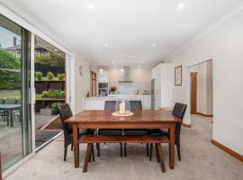 Stunning Family Home in Andersons Bay，位于但尼丁的酒店